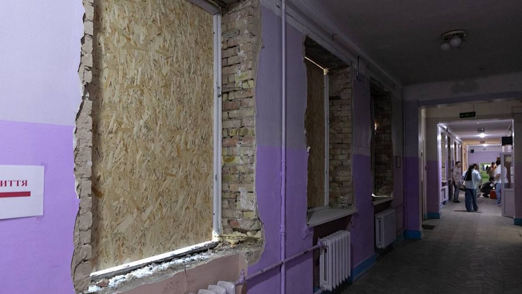 Пошкоджений коридор школи з вибитими вікнами