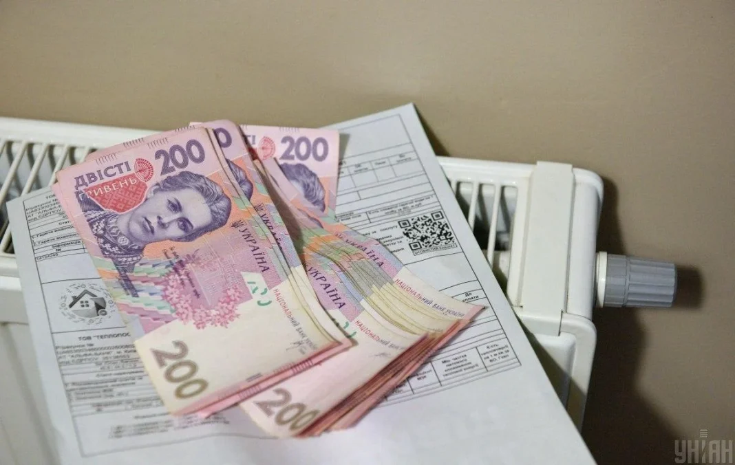 Гроші на платіжці за опалення біля радіатора