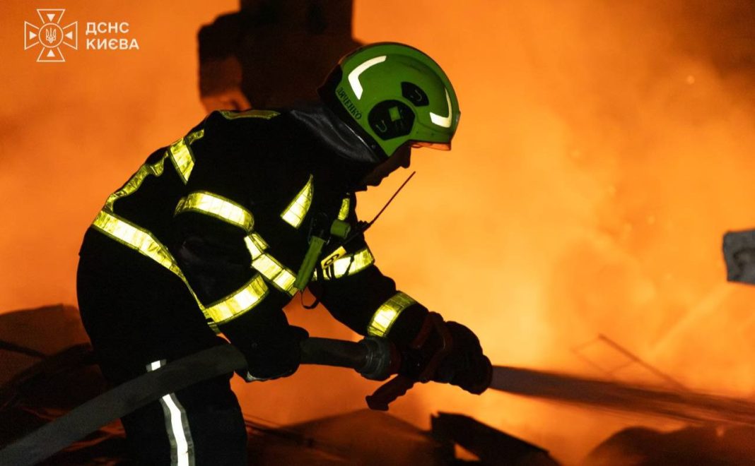 Рятувальник ДСНС гасить пожежу під час роботи на місці займання