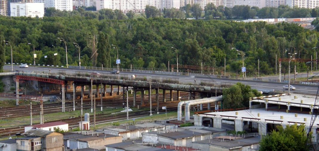 Шляхопровід над залізничними коліями на Харківському шосе в Києві