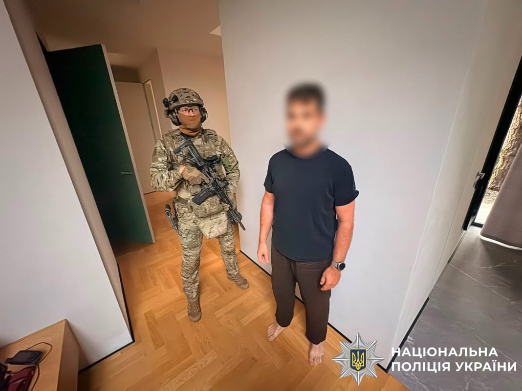 Правоохоронець проводить затримання підозрюваного під час обшуку