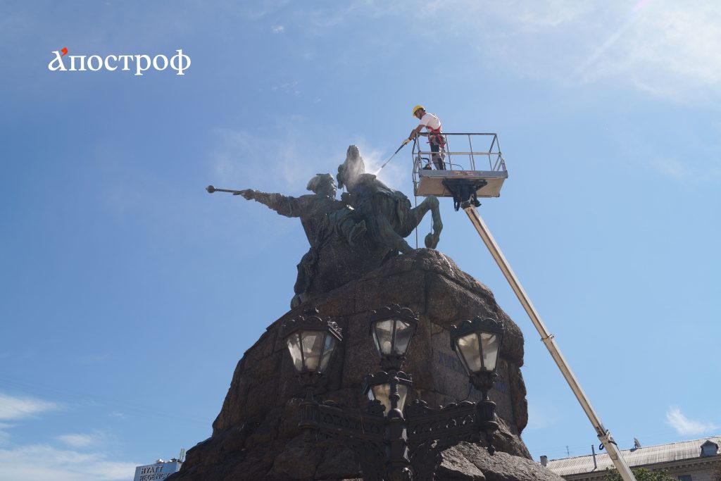 Комунальники очищують пам’ятник Богдану Хмельницькому на Софійській площі