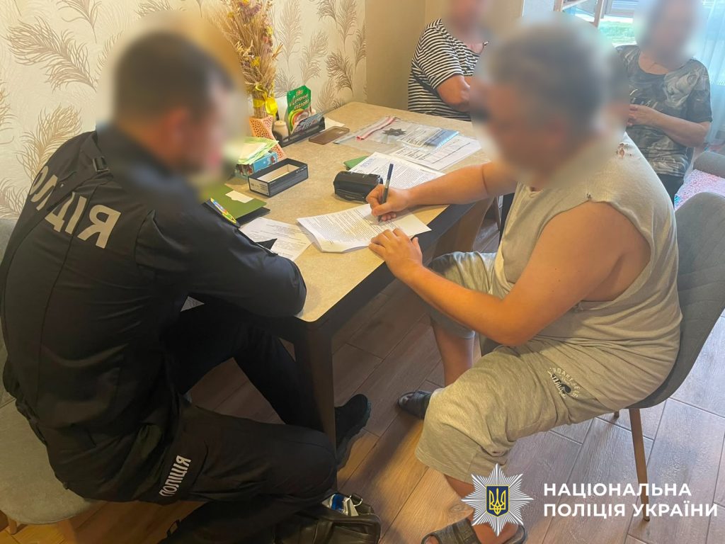 Правоохоронець проводить слідчі дії у справі про шахрайство