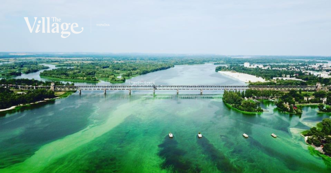 Вид із висоти на річку Дніпро в Києві з ділянками цвітіння води.
