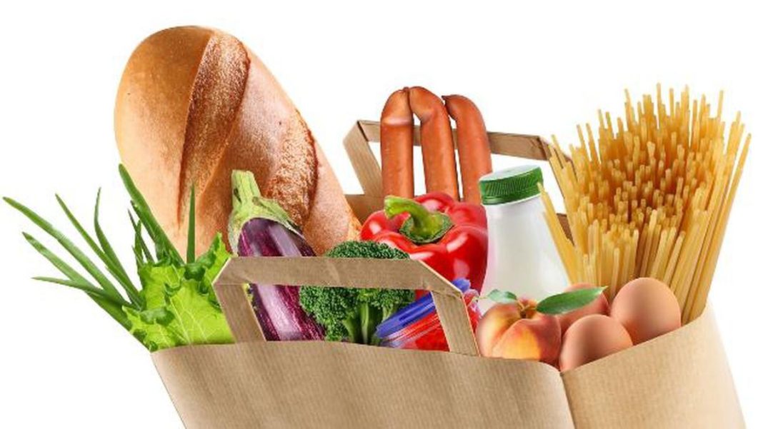 Пакети з хлібом, овочами, яйцями та іншими продуктами харчування.