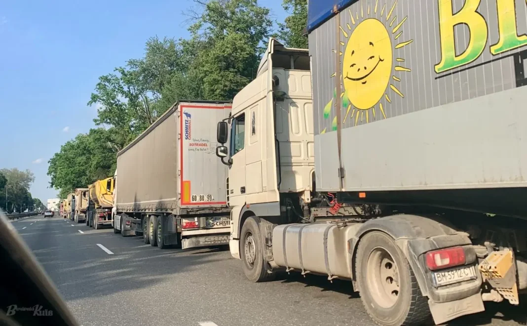 Вантажні автомобілі на дорозі