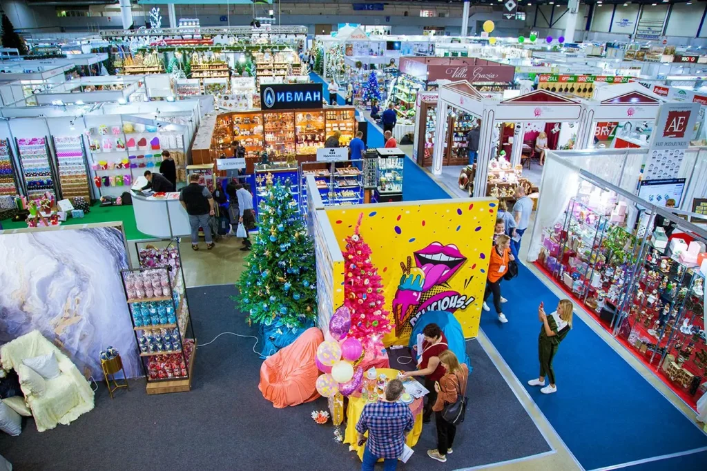 Загальний вигляд виставки World Gifts Show зі стендами учасників.