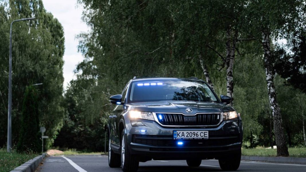 Автомобіль фантомного патруля на дорозі