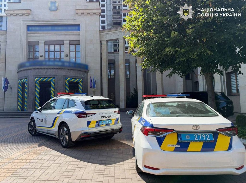 Поліцейські біля навчального закладу та в університетському приміщенні