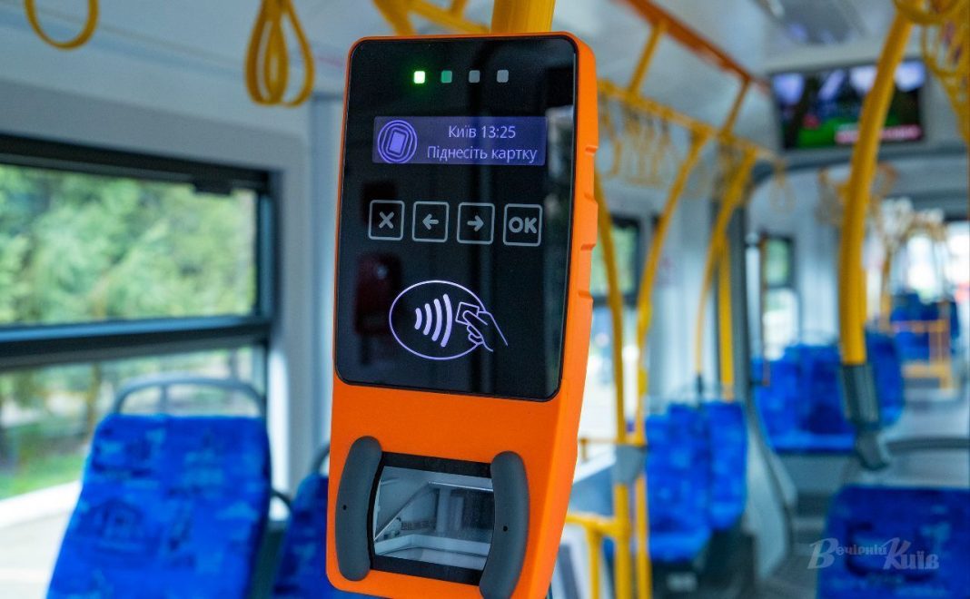 Валідатор електронного квитка в салоні київського міського транспорту